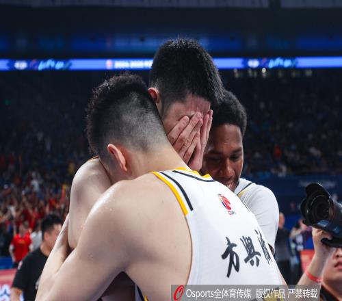 直播吧：胡金秋并无内出血属于外伤几天便可恢复
