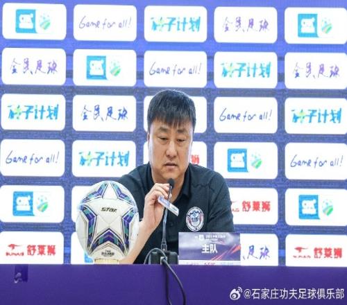 主教练张辉：罚下一人后平衡被打破尽力踢到最后要感谢球员