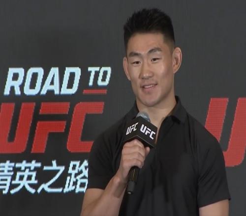 UFC选手宋亚东：再赢一场比赛就去打冠军赛，我会不断继续努力