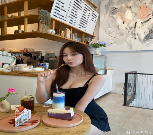 前英文流解说Kitty分享自拍美照：“爱吃草莓奶油蛋糕”