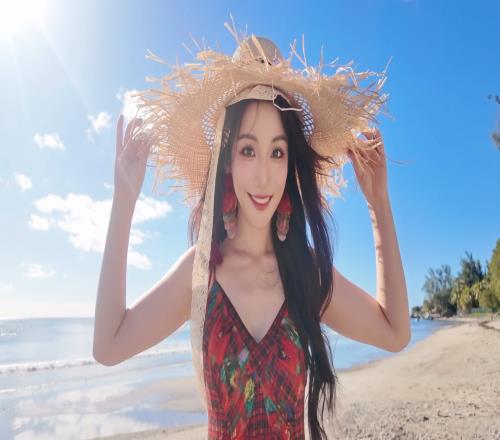 KPL美女解说小鹿晒照：今天的ootd是樱桃热辣加鹿鹿
