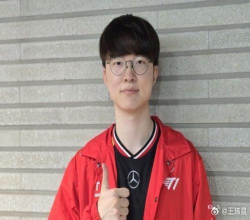 媒体人谈Faker祝贺Uzi：全球各赛区都恭喜只有我们这里环境特殊