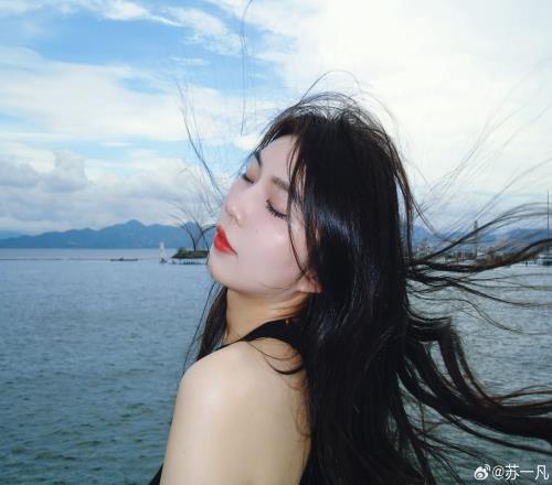 解说苏一凡晒照：穿过头发穿过耳朵