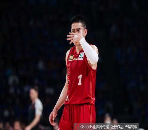 直播吧：CBA总决赛期间林书豪对陈盈骏倾囊相授帮助他增强自信心