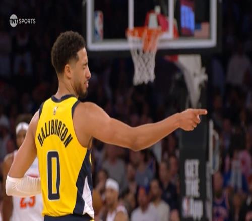 是致敬也是传承！哈利伯顿三分命中后手指雷吉米勒