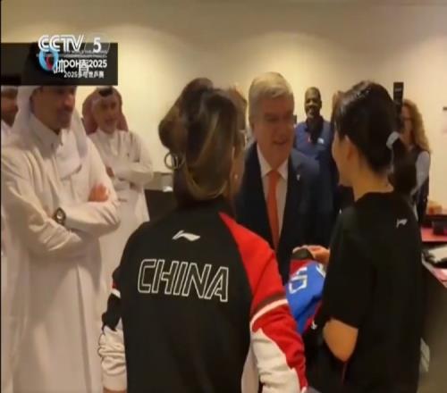 央视：国际奥委会主席巴赫现场观看孙颖莎比赛，与陈幸同进行交流