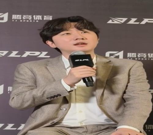 前期劣势怎么来的呢丹尼教练：中后期选手们积极沟通赢下了比赛