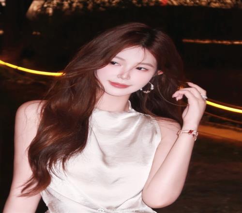 Meiko女友邓子怡晒照：被夜晚偏爱