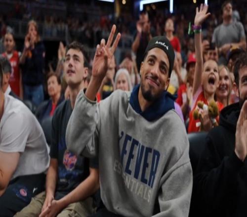 东决20领先！哈利伯顿观战WNBA版印第安纳VS纽约引全场欢呼
