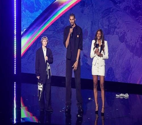 新宠！NBA新转播商NBC将为文班拍纪录片目标将其塑造为文化偶像