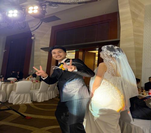 陈纯新与他的挚爱步入婚姻殿堂！祝福他们新婚快乐！