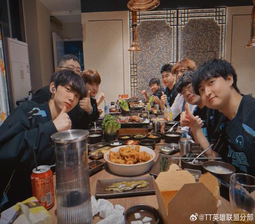 明天看TT的了！今年骑士之路无下克上去年TT曾击败OMG
