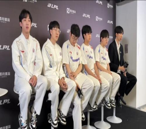 LGD赛后群访教练：根据选手状态决定首发第三赛段争取骑士之路