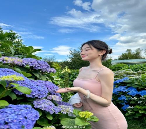 若隐若现前KPL解说吉尼Gini分享美照：粉色包臀裙尽显窈窕身材