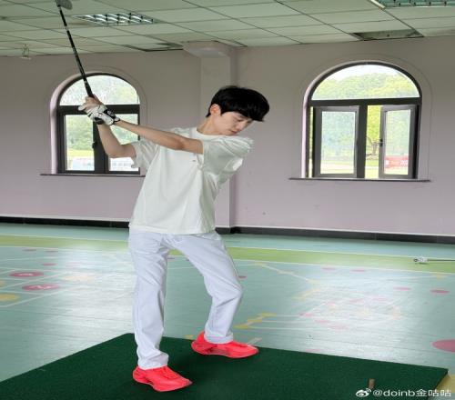 这么潇洒Doinb晒出打高尔夫球照片：是时候表演真正的技术了