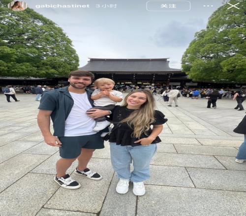 泽卡妻子更新社媒，晒出休赛期一家人在日本明治神宫游览照
