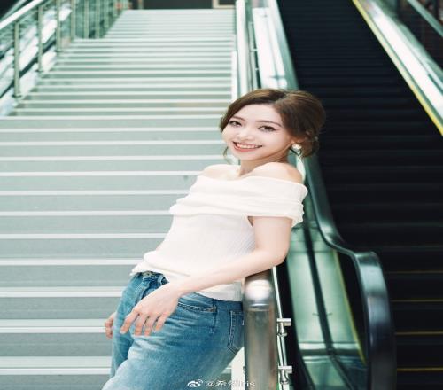 LPL女主持人希然分享美照：落地新城市，这周的继续《歌手》