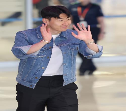 衣锦还乡！孙兴慜返回韩国，应球迷要求短暂佩戴上欧联杯冠军奖牌