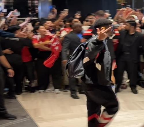 阿玛德回应竖中指：有人侮辱了我妈妈，我不会尊重那样的人