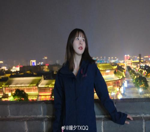 朱脣皓齿！LPL女解说瞳夕晒旅游照：谁说恒山爬起来很简单的！