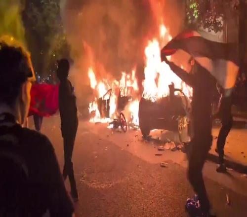 太狂热了！巴黎球迷街头庆祝直接烧车