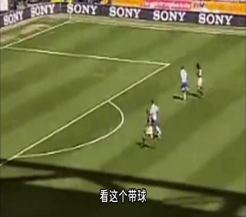 巅峰卡卡带球有多快有多帅就连央视主持人都赞不绝口