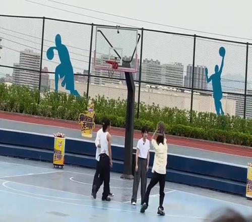这脚步，这上篮，符合我对小鲜肉打篮球的刻板印象