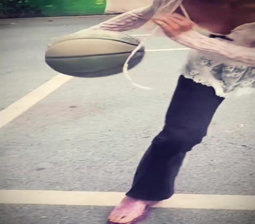 不得不承认，小姐姐这一套比乔治还丝滑