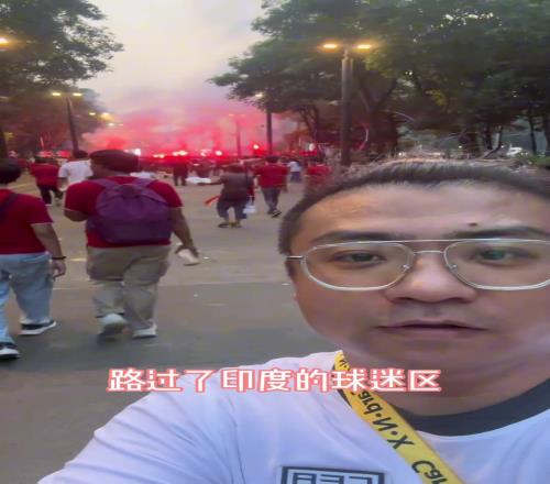 印尼球迷太狂热了，看看这漫天烟火