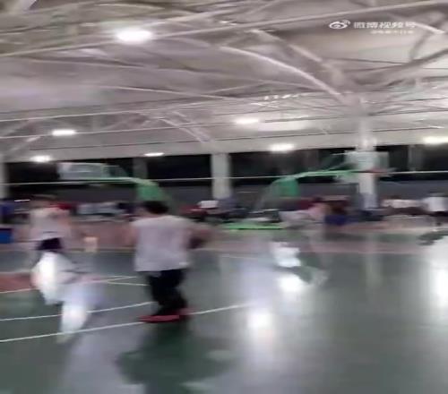国产卡戴珊的肘子姐单手扔球：毕竟以前练标枪的