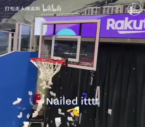我已经开始笑了！观众和库里一起挑战玻璃球投篮！