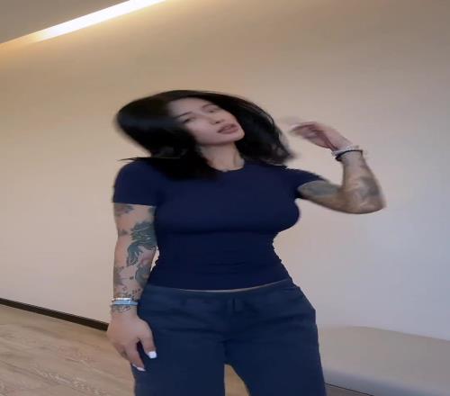 李添荣女友再秀热舞：还是不会摇