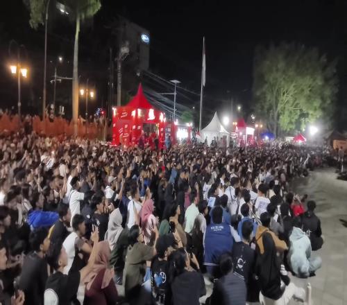 街上满满都是人印尼让人羡慕的足球氛围，现场观战10国足