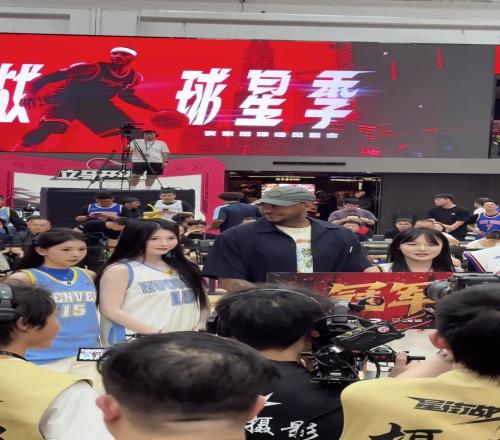 安东尼中国行和女粉丝合影瓜哥歪头看着笑的合不拢嘴啊