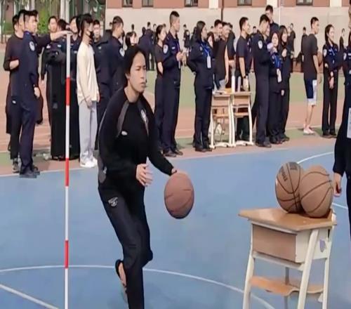 公大投篮技巧比赛，女硕士轻松拿下第一，这水平赶上女篮了吧