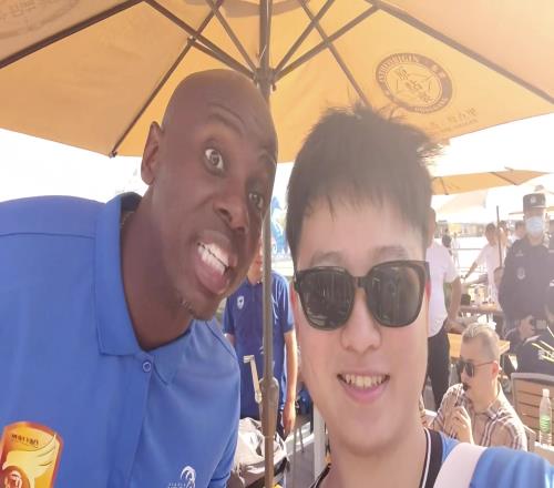 球迷：穆谢奎你觉得孙铂咋样穆谢奎：孙铂傻X！！！！
