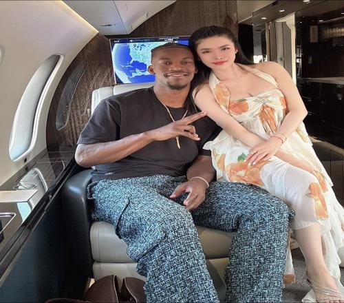 哇塞，硬汉配美女！巴特勒与德扑ALLIN姐在飞机上亲密合影