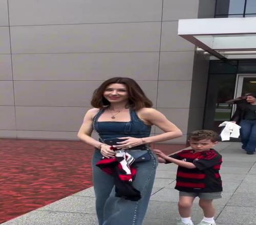 若日尼奥老婆越发风韵犹存这笑容是真甜进了我的心