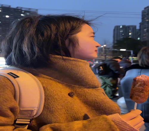 如此甜蜜！你是我见过最美高考女孩不仅喜欢曼联还是芒特颜粉