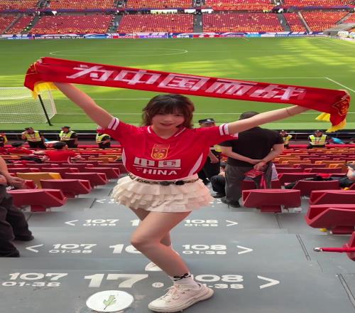 美女球迷现场为国足加油助威