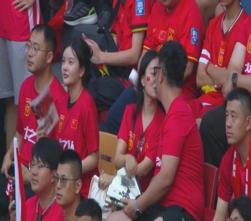 浪漫！镜头给到国足球迷情侣，当场亲吻引爆全场欢呼