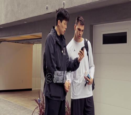 送鞋交朋友杨瀚森刚到美国时与同参选的戈尔丁用翻译软件交流