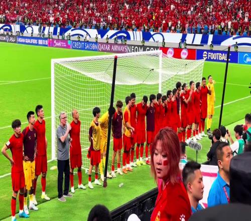 正面实拍：国足赛后谢场，与球迷一起维京战吼