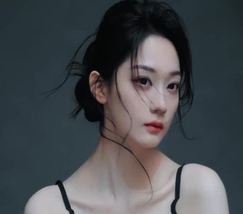 魅力四射啊！美女主播婧雯晒照：她们说其实我是御姐