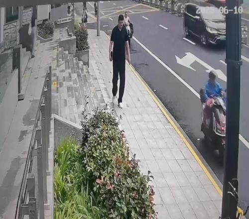 太太太显眼了！姚明近日走路被路人翻监控看到行人拿手机拍摄