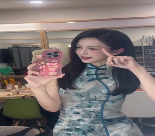 女主播辰辰今日这身旗袍装扮，可否入吧友们法眼