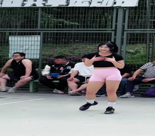 小姐姐：徐家汇公园篮球场上海野球氛围最好！打得实在太爽啦