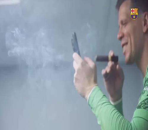 曾因吸烟被教练赶出球队的他，如今助力巴萨拿下三冠王！