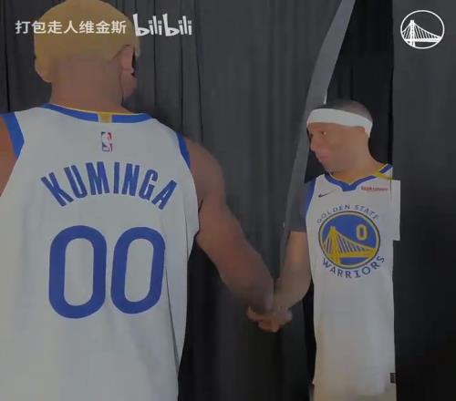 全员戏精啊！勇士队此前的扣篮小游戏，库里感到很无聊