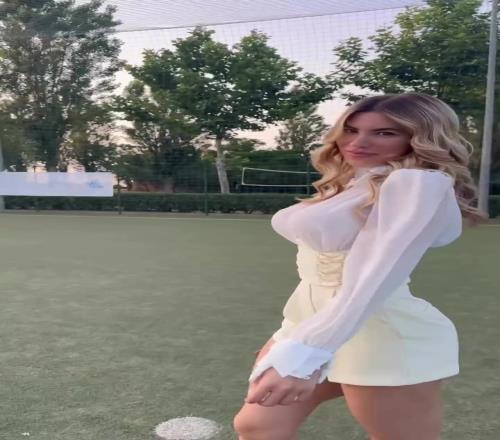 精致大美女！足球体育女主持这一身白色真亮眼，尤其是